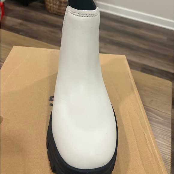 UGG Ashton Chelsea White and Black Ankle Boots - Picture 4 of 6